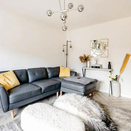 سالفورد Stunning Private Room In A Home - Bathroom & Parking! المظهر الخارجي الصورة