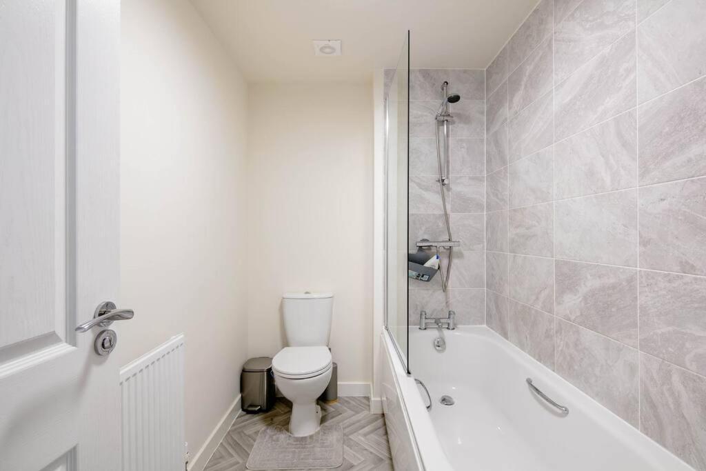سالفورد Stunning Private Room In A Home - Bathroom & Parking! المظهر الخارجي الصورة