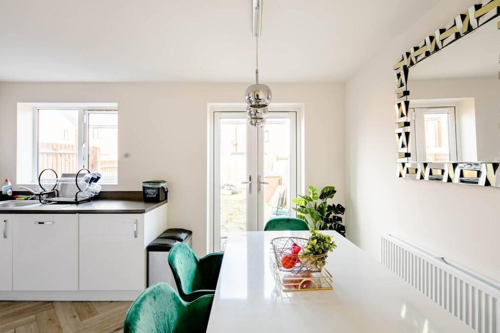 سالفورد Stunning Private Room In A Home - Bathroom & Parking! المظهر الخارجي الصورة