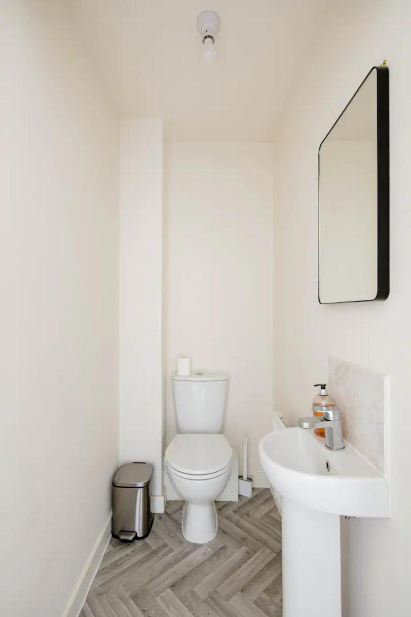 سالفورد Stunning Private Room In A Home - Bathroom & Parking! المظهر الخارجي الصورة