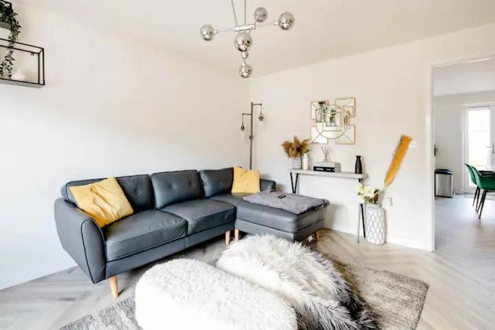 سالفورد Stunning Private Room In A Home - Bathroom & Parking! المظهر الخارجي الصورة