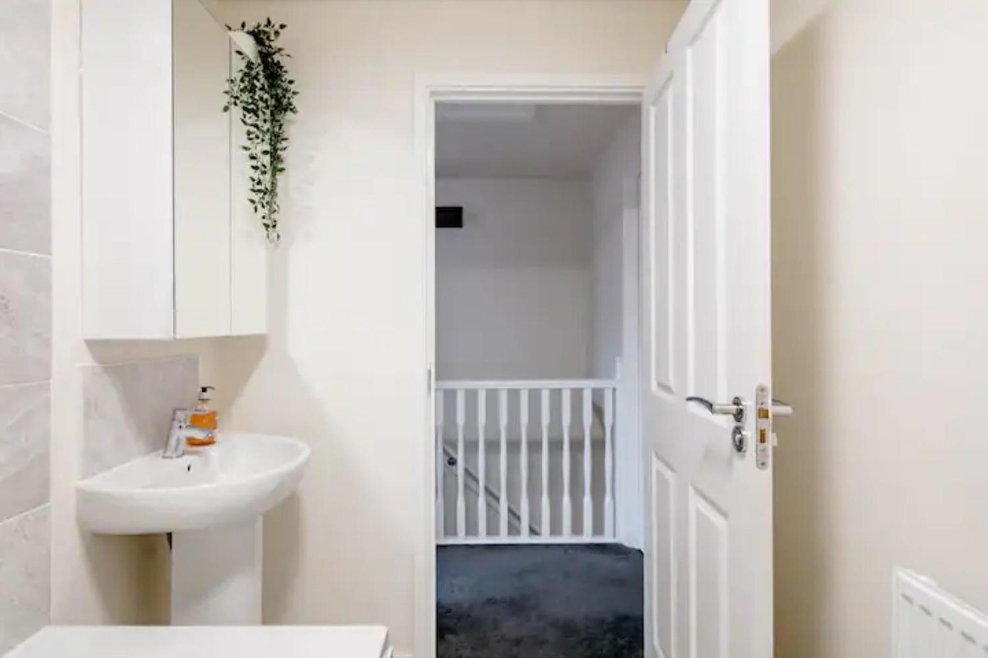 سالفورد Stunning Private Room In A Home - Bathroom & Parking! المظهر الخارجي الصورة