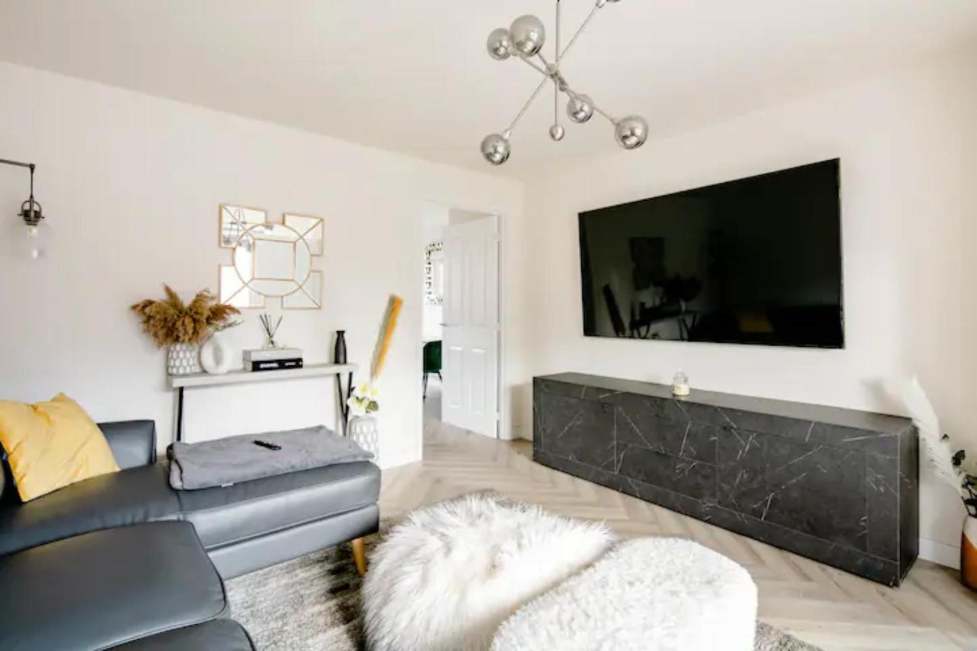 سالفورد Stunning Private Room In A Home - Bathroom & Parking! المظهر الخارجي الصورة